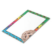 Goldendoodleカラフル犬の足のパターン ノートパッド (アングル)