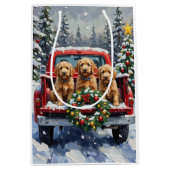 Goldendoodle Christmas Red Truck Holiday ミディアムペーパーバッグ (正面)