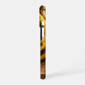 Goldene Hummel im Blütentanz.11 iPhone 16ケース (左側面)