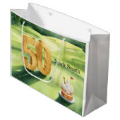  Golf 50th Birthday for golfer with cake on green ラージペーパーバッグ (正面アングル)