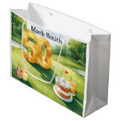  Golf 50th Birthday for golfer with cake on green ラージペーパーバッグ (正面アングル)