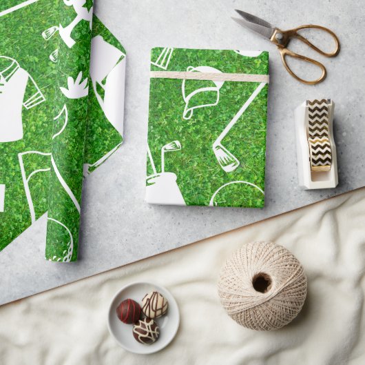 Golf equipment on green grass background ラッピングペーパー (クラフト)