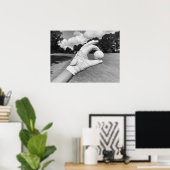 Golf Glove Holding Ball on Fairway ポスター (ホームオフィス)