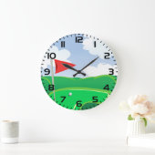 Golf Green with Red Flag and Ball ラージ壁時計 (ホーム)
