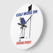 Golf Mode ON: Swing First | Funny Golfer Graphic T ラージ壁時計 (傾斜)