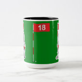 Golfer Gnome with Little Red Truck ツートーンマグカップ (中央)