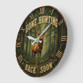 Gone Hunting Back Soon Rustic Hunter Cabin ラージ壁時計 (傾斜)