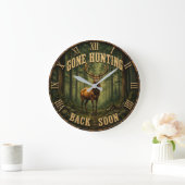 Gone Hunting Back Soon Rustic Hunter Cabin ラージ壁時計 (ホーム)