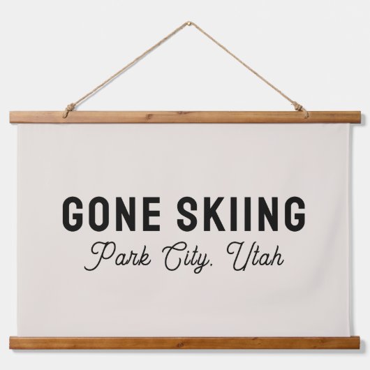 Gone Skiing Custom City Mountain Name Canvas 吊り下げ型タペストリー (正面)