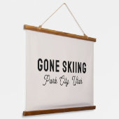 Gone Skiing Custom City Mountain Name Canvas 吊り下げ型タペストリー (傾斜あり)