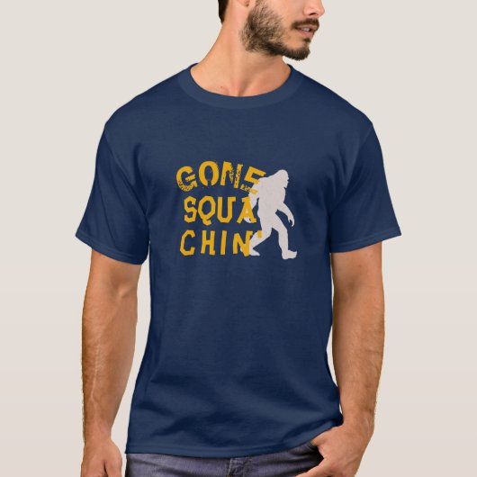 Gone Squatchin'シャツ – Bigfoot Hunter Tee Tシャツ (正面)
