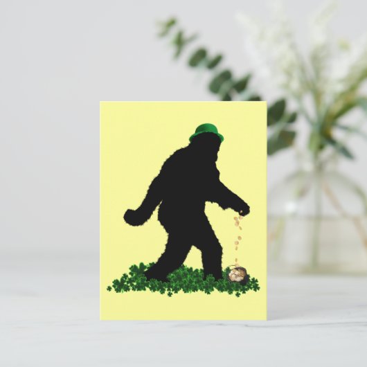 Gone Squatchin' on St. Patrick's Day ポストカード (スタンド正面)