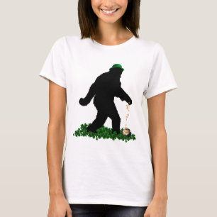 Gone Squatchin' on St. Patrick's Day Tシャツ