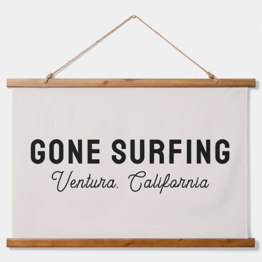 Gone Surfing Custom Beach House Decor 吊り下げ型タペストリー (正面)