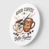 Good Coffee Good Friends mit zwei Kaffeetassen ラージ壁時計 (傾斜)