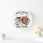 Good Coffee Good Friends mit zwei Kaffeetassen ラージ壁時計 (ホーム)