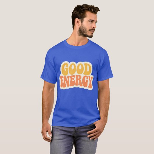 GOOD ENERGY Retro Wavy Text – T-Shirt Tシャツ (正面フル)