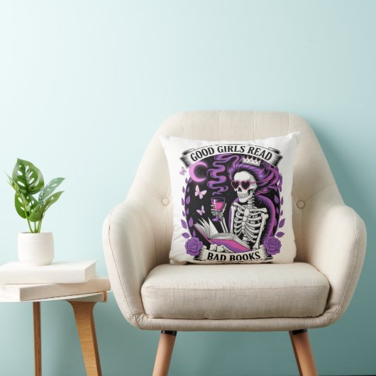 Good Girls Read Bad Books クッション (椅子)