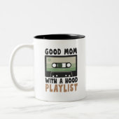 Good Mom With A Hood Playlist Funny Retro ツートーンマグカップ (左)