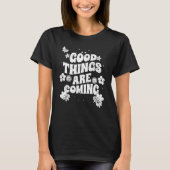 Good Things Are Coming Inspirational Manisfesting Tシャツ (正面)
