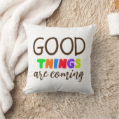 Good Things are coming Saying Text Pillow クッション (ブランケット)