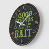 Good Things Come to Those Who Bait Funny Fishing ラージ壁時計 (傾斜)