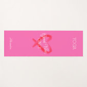 Good Vibesのみハートグラフィック名ホットピンク ヨガマット (正面(横))