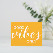 Good Vibesのみ肯定的な黄色 ポストカード (スタンド正面)