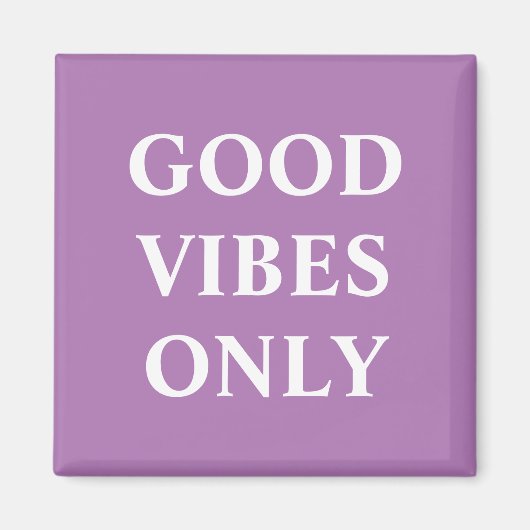 Good Vibesのみ、ラベンダーの白い浮き上がり言葉 マグネット (正面)