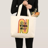 'Good Vibes Only' レトロ・レインボー ラージトートバッグ (正面(商品))