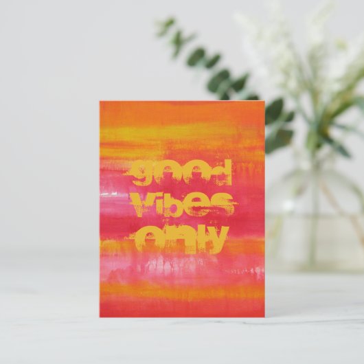 "Good Vibes Only"引用文ピンクレッドイエロー抽象芸術 ポストカード (スタンド正面)