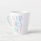 Good Vibes Only – 水カラフル色タイポグラフィ カフェラテマグ (左アングル)