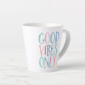 Good Vibes Only – 水カラフル色タイポグラフィ カフェラテマグ (右アングル)