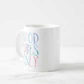 Good Vibes Only – 水カラフル色タイポグラフィ コーヒーマグカップ (正面左)