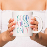 Good Vibes Only – 水カラフル色タイポグラフィ コーヒーマグカップ<br><div class="desc">トレンディーとおもしろいトートバッグ前向きに明るく活気のあるカラーパレットでメッセージを水色スタイル。</div>