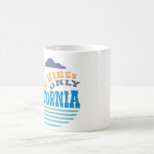 Good Vibes Only California Mug – Retro Sunset Beac コーヒーマグカップ (中央)
