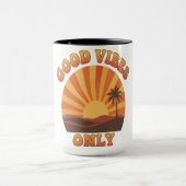 Good Vibes Only Mug – Retro Sunburst Positivity Cu マグカップ (中央)