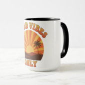 Good Vibes Only Mug – Retro Sunburst Positivity Cu マグカップ (正面右)