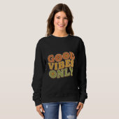 Good Vibes Only Retro Typography Design スウェットシャツ (正面フル)