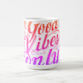 Good Vibes Only Script Badge コーヒーマグカップ (中央)