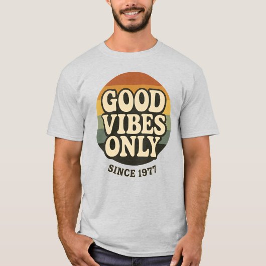 Good Vibes Only Since 1977 Retro T-Shirt Tシャツ (正面)
