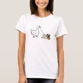Goose and Dogs reading Tee Funny Pug Mom Tシャツ (正面)