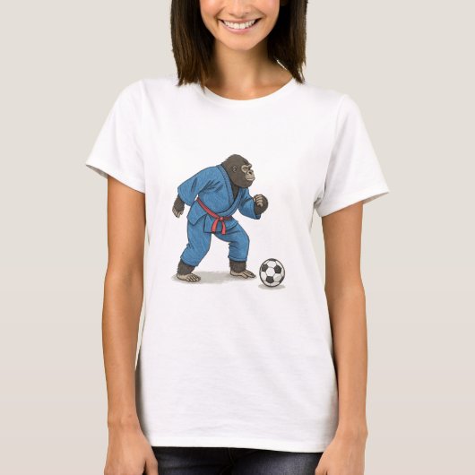 Gorilla playing soccer in karate kimono tシャツ (正面)
