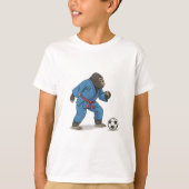 Gorilla playing soccer in karate kimono tシャツ (正面)