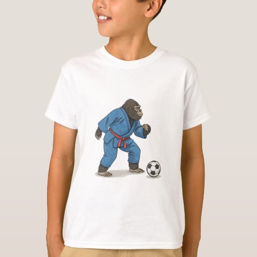 Gorilla playing soccer in karate kimono tシャツ (正面)