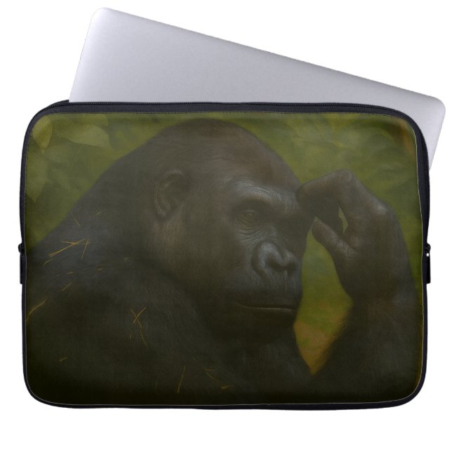 Gorilla Reflection – Thoughtful Wildlife Portrait ラップトップスリーブ (正面)