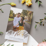Gossamer Overlay Double Sided Photo日付の保存 セーブザデート<br><div class="desc">写真がユニークスクリプトでピークに達するようにカットされた日付を保存してゴッサマーのオーバーレイで日付カードを美しく保かわいらし渦巻形の存する。あなたの写真の詳細と一緒に背面に別の写真を結婚追加する。</div>