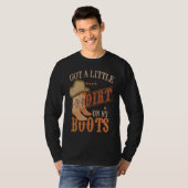 Got Little Dirt On My Boots Funny Country Music Lo Tシャツ (正面フル)