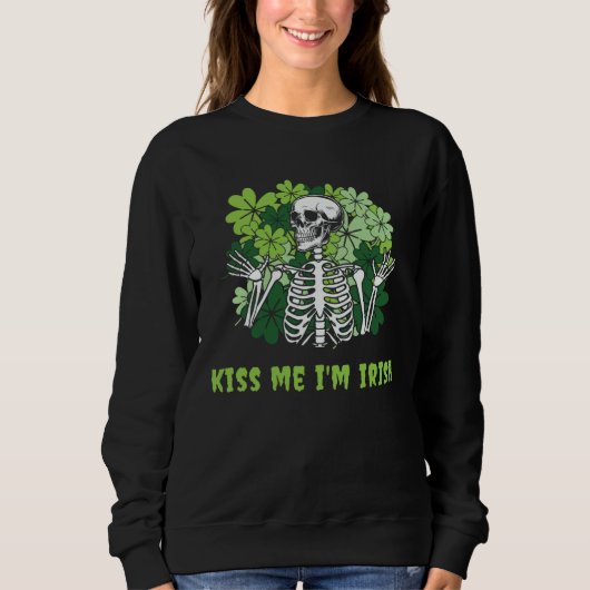 Goth St Patrick s Day Gothic  Kiss Me I m Irish スウェットシャツ (正面)