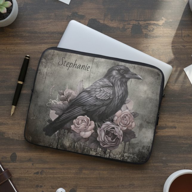 Gothic Crow Dark Academia Floral ラップトップスリーブ (Black raven with roses personalized laptop sleeve)